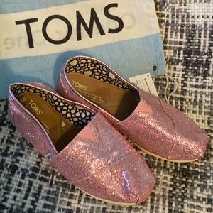 New TOMS Slip-on shoes SZ 8.5 W Glitter Pink